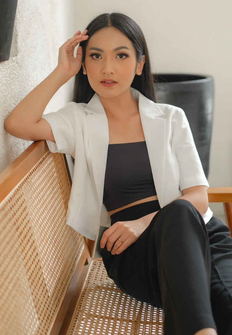 Vio Blazer Tangan Pendek White