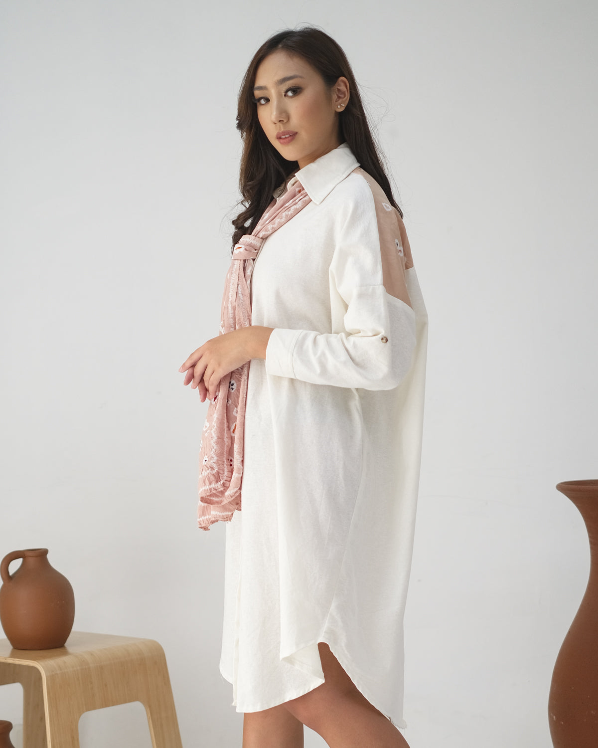 Kemeja Shirtdress dengan Shawl Jumputan Naila