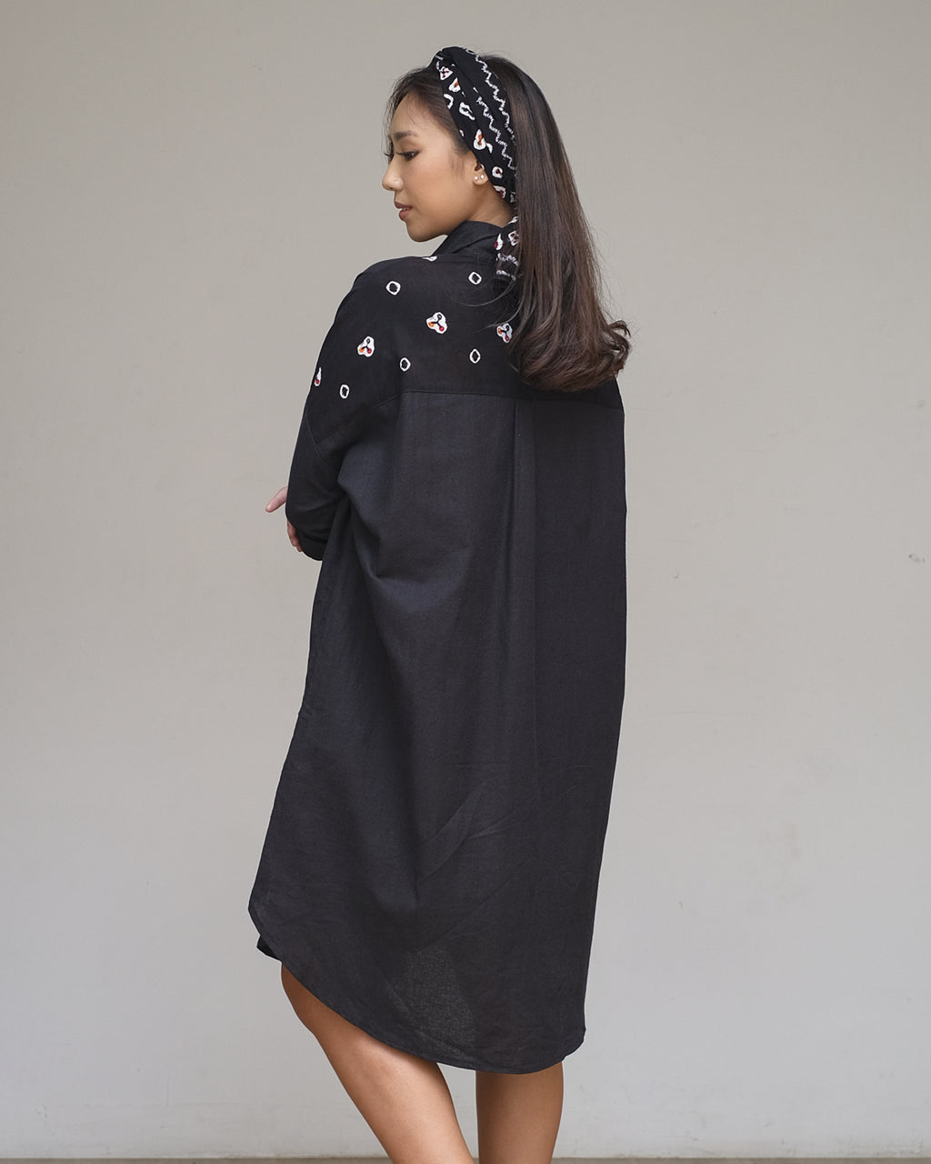 Kemeja Shirtdress dengan Shawl Jumputan Naila